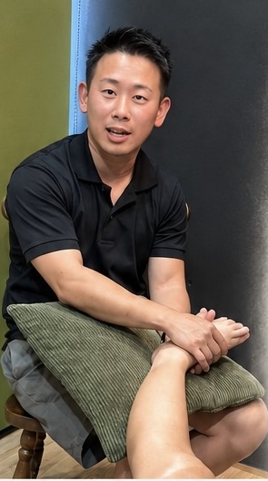 足もみ施術の様子